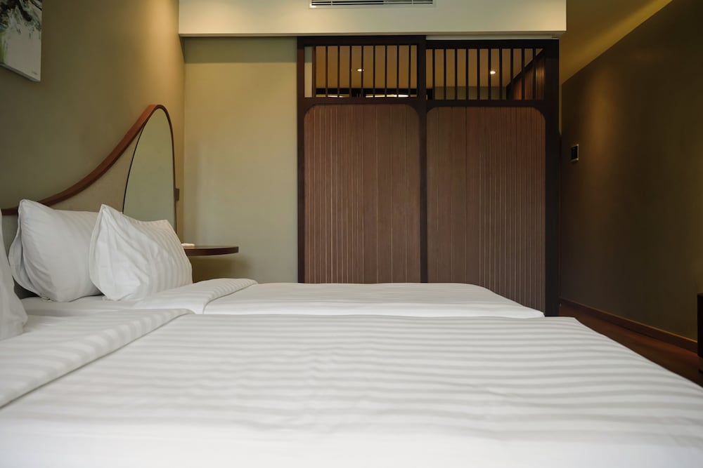 Executive Room East - Photo 2