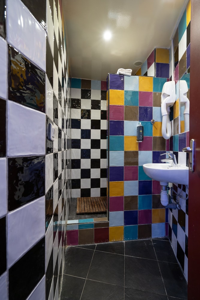 Basic Single Room, Shared Bathroom photo 2