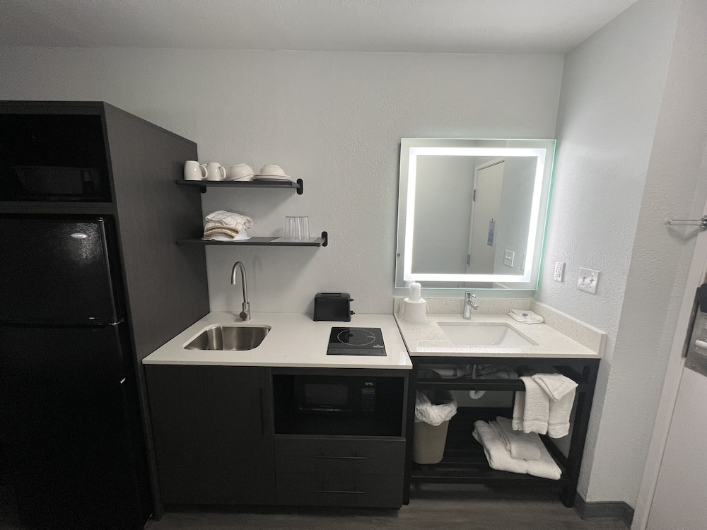 Standard Room, 1 Queen Bed, Non Smoking, Kitchenette - Photo 5