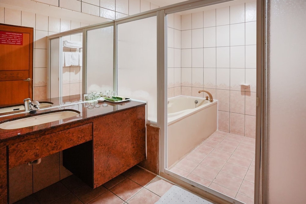 Superior Quadruple Room, 2 Queen Beds, Bathtub