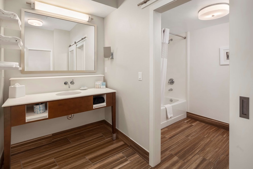 Deluxe Suite, 1 Bedroom, Non Smoking, Kitchen - Photo 4