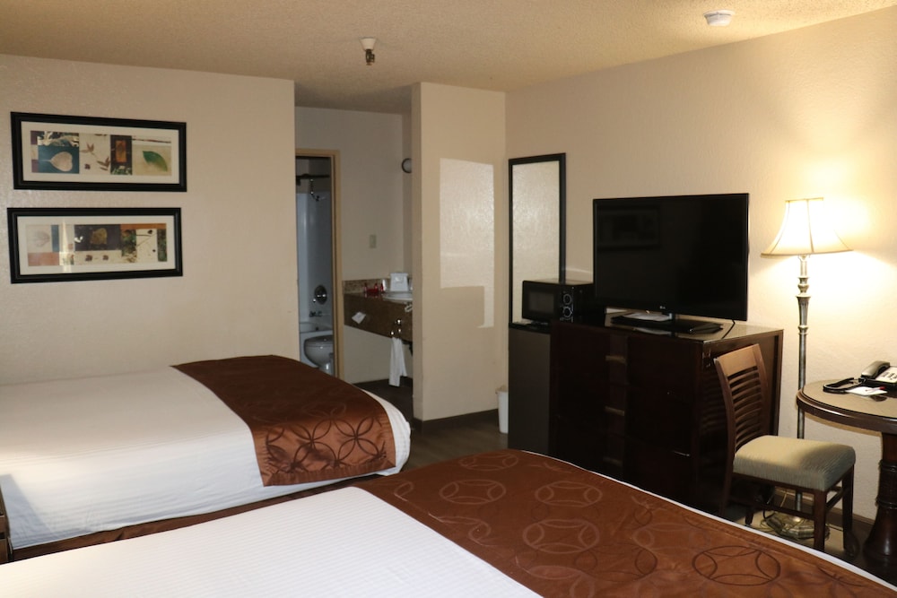Standard Room, 2 Queen Beds photo 3