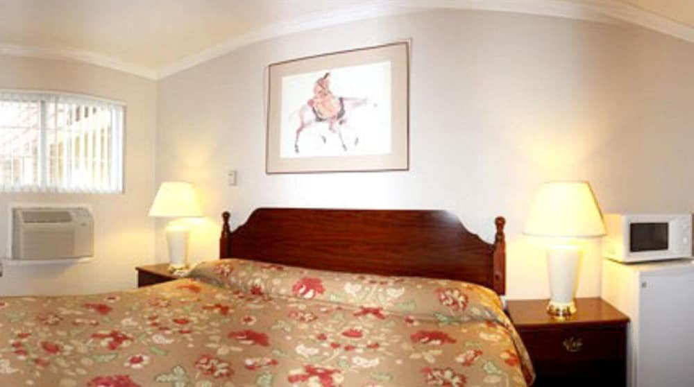 Standard Room, 1 King Bed, Non Smoking - Photo 2