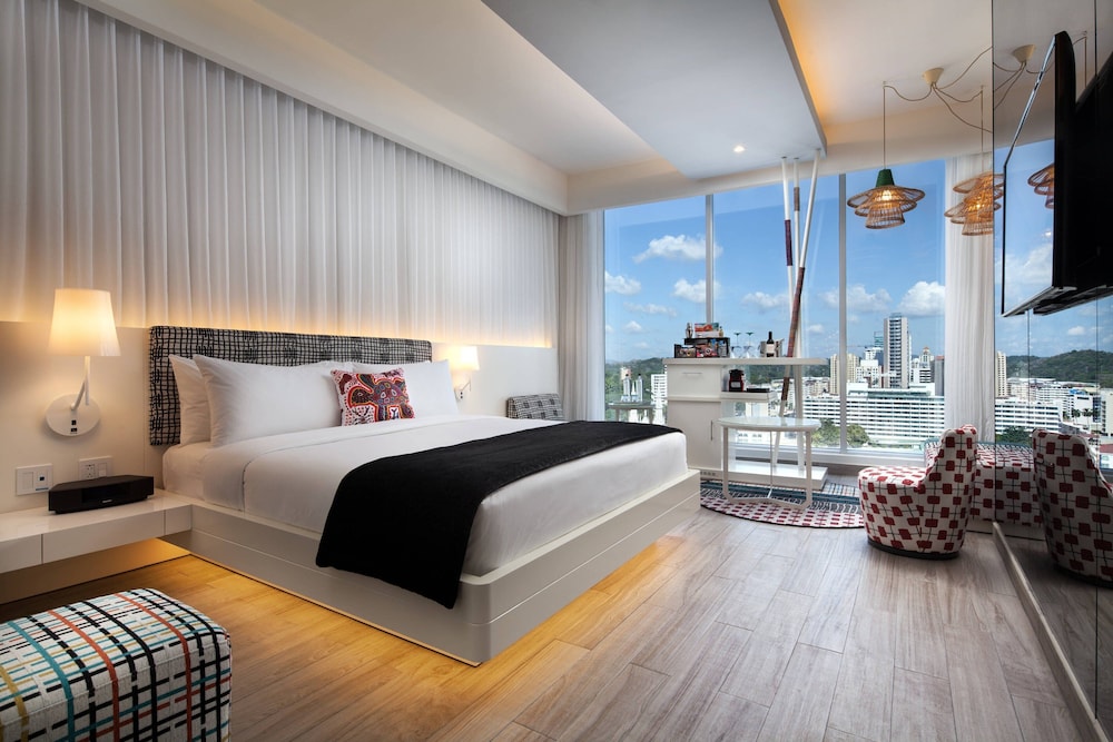 Deluxe, Guest room, 1 King, Partial City view