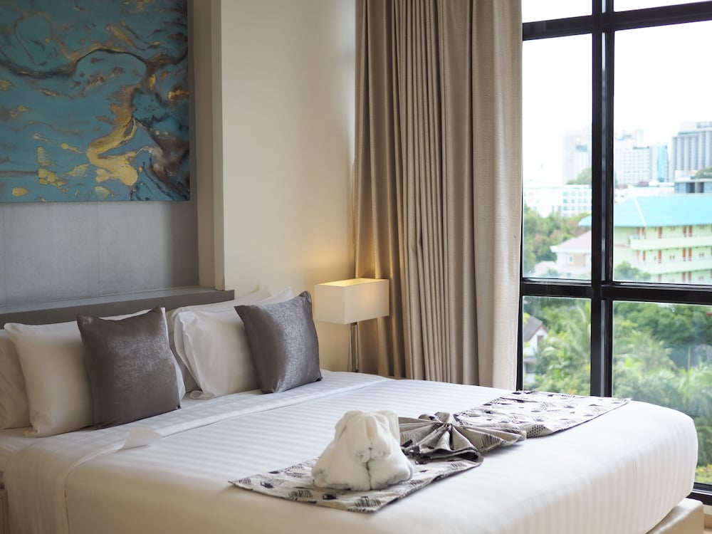 Deluxe Room, Pool View - Photo 13