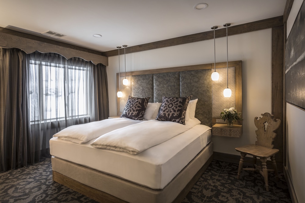Room, 1 King Bed (Chalet Edelweiss) photo 3