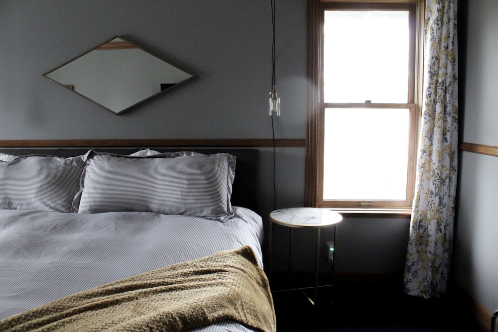 Standard Room, 1 King Bed photo 3