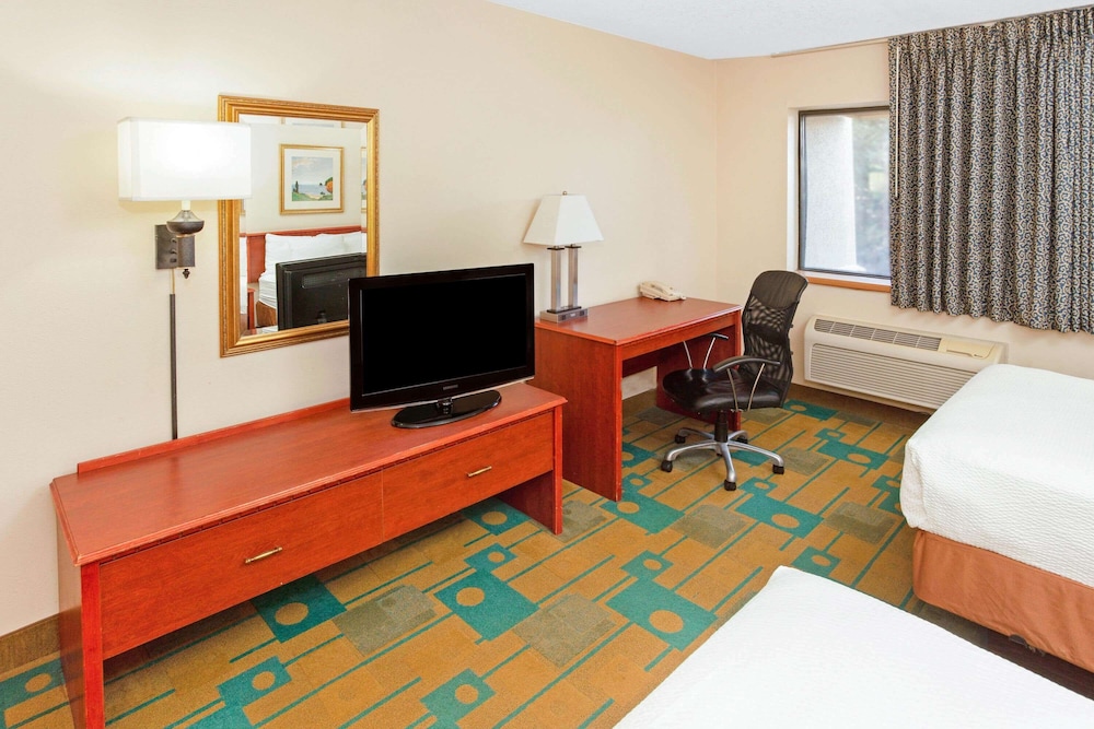 Deluxe Suite, 1 King Bed, Non Smoking (Deluxe Executive Suite) - Photo 2