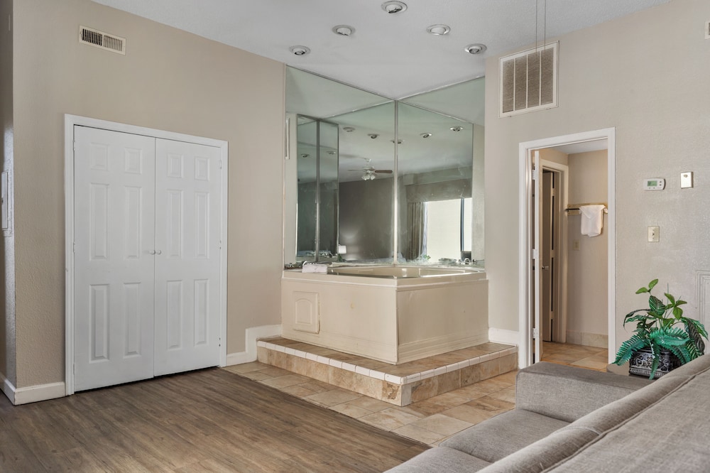 Jacuzzi 1 Bedroom, 1 Living room City View photo 3