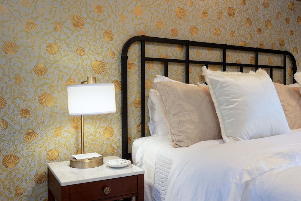 Luxury Room, 1 King Bed, Fireplace, Garden View photo 3