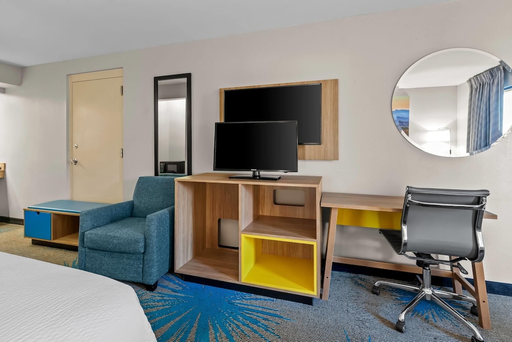 Room, 2 Double Beds, Accessible, Non Smoking (Mobility, Bathtub with Grab Bars) - Photo 4