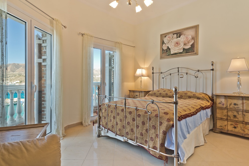 Villa photo 1