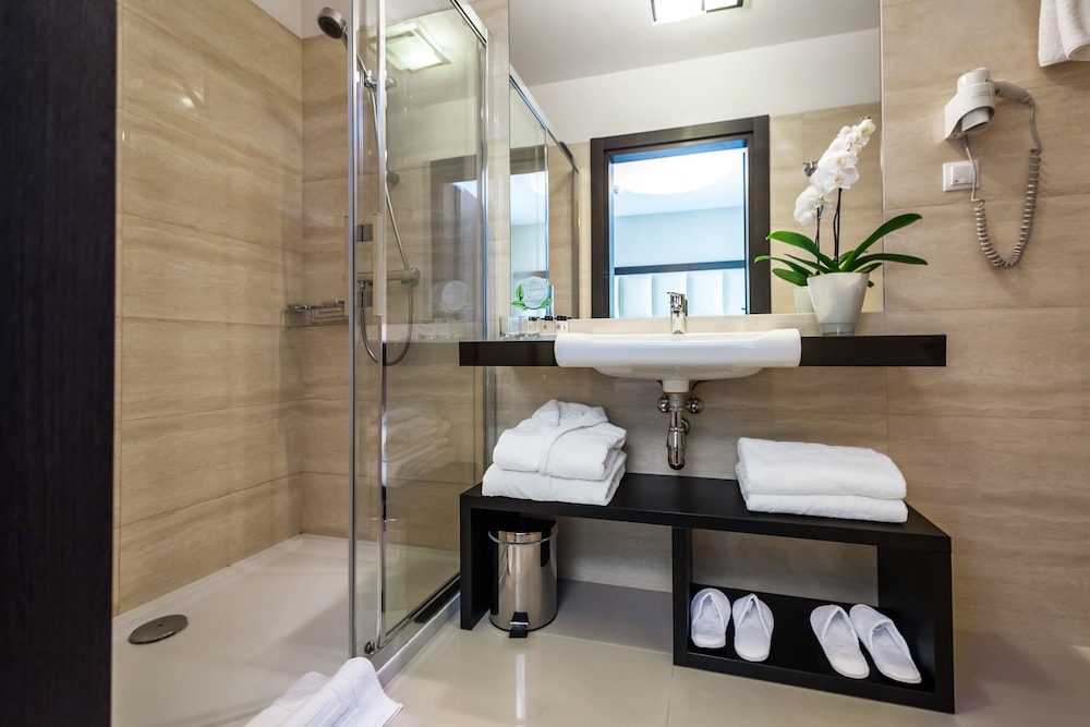 Classic Double or Twin Room - Photo 10