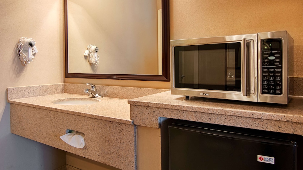 Standard Room, 1 Queen Bed, Non Smoking, Refrigerator & Microwave photo 2