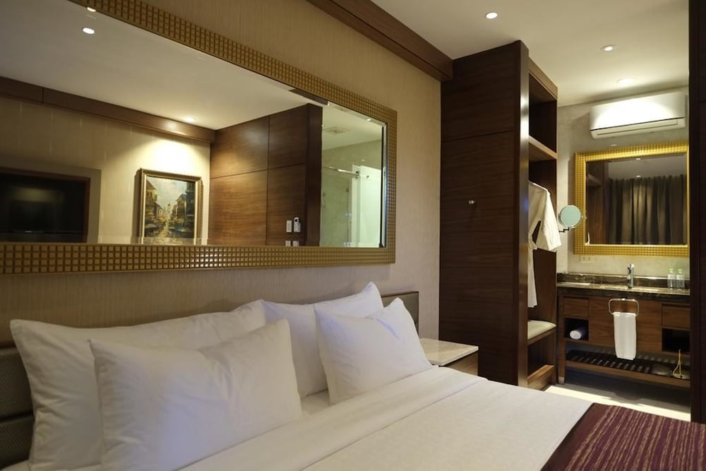 Deluxe King Room - Photo 4