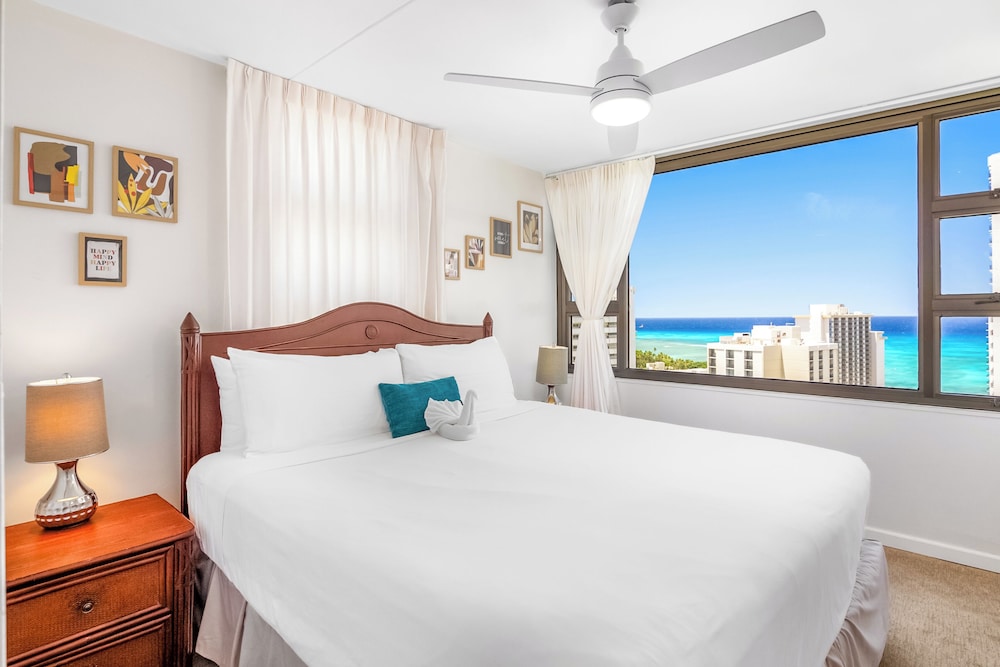 High Floor Ocean View Condo (King Bed and Parking): Condo, 1 Bedroom, Ocean View (0123) photo