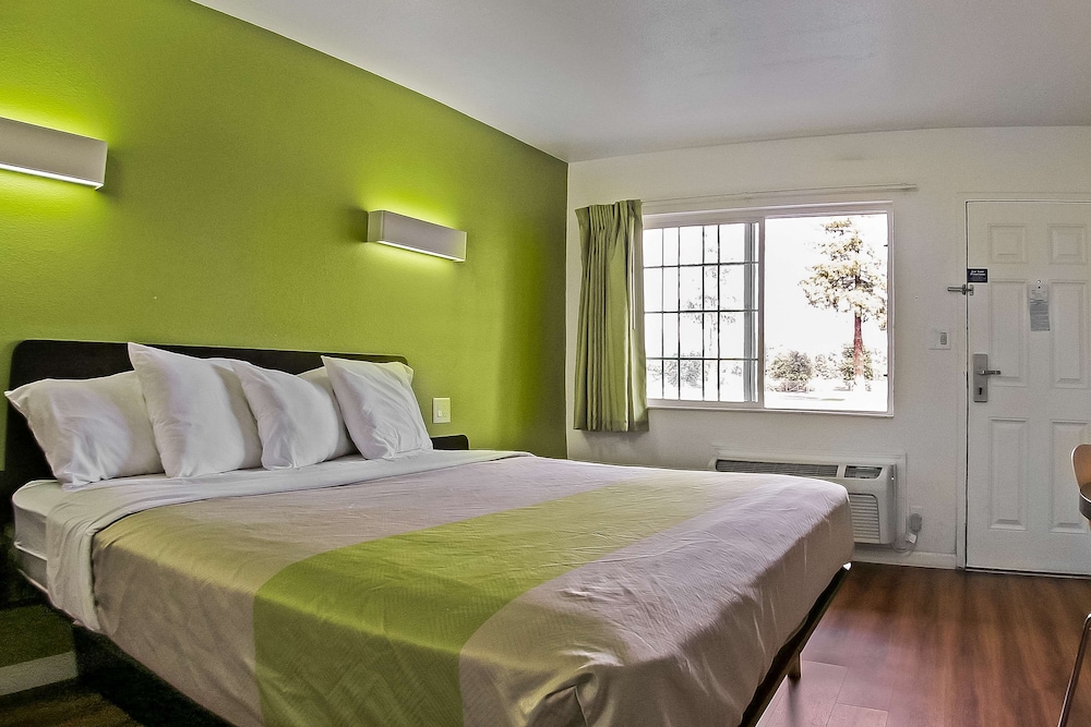 Deluxe Room, 1 King Bed, Non Smoking, Refrigerator & Microwave - Photo 3
