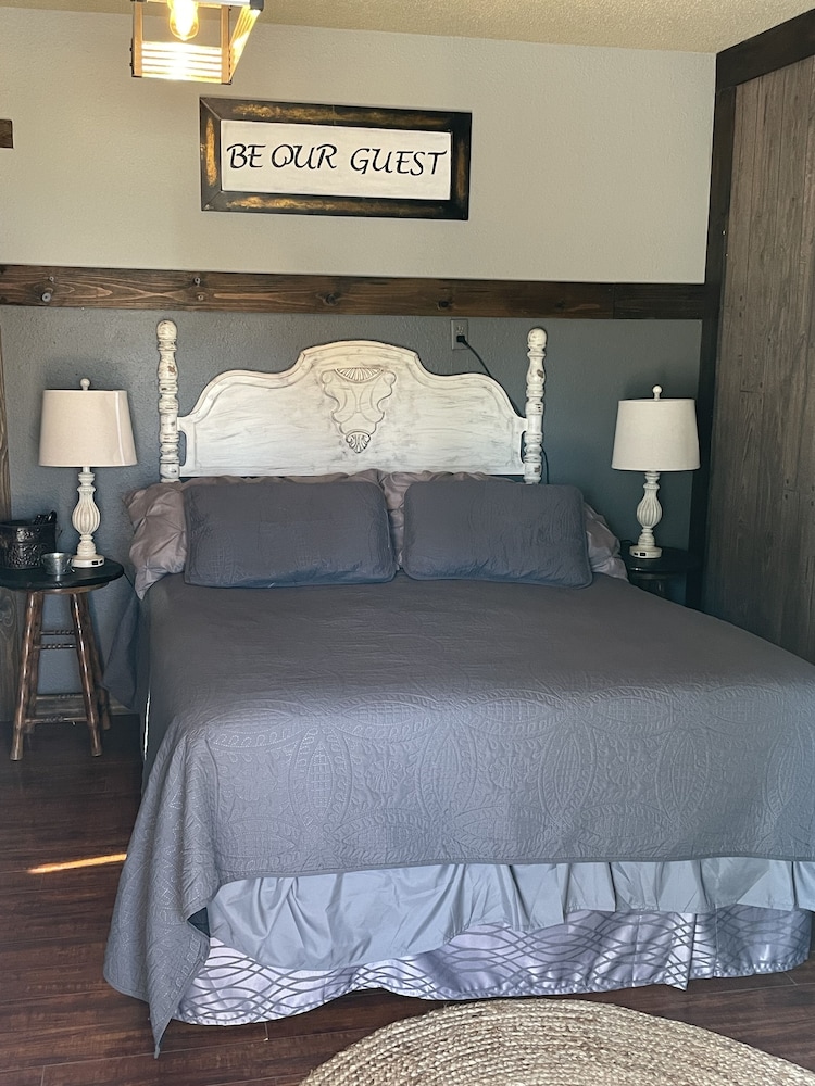 Deluxe Suite, 1 Queen Bed, Non Smoking photo 3