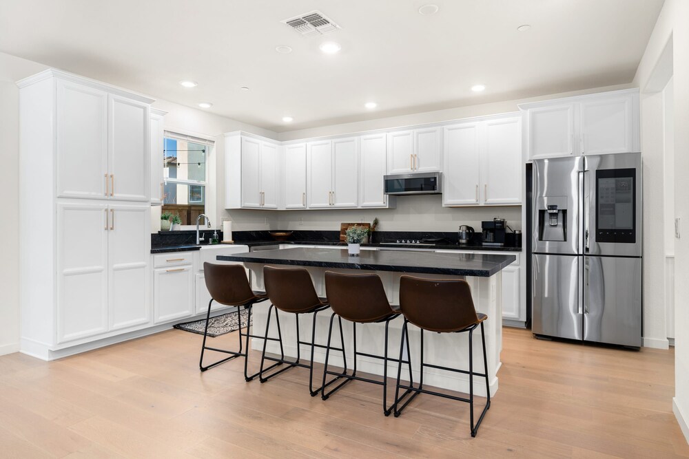 Modern 4BR Home Nr Airport DT w Fire Pit, Billede 57