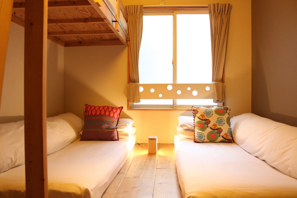 Twin Room with Extra Bed and Shared Show photo 3