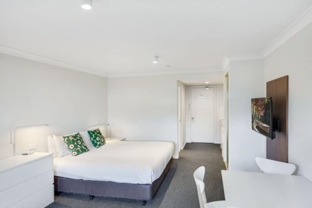 Deluxe Studio, 1 King Bed photo 1