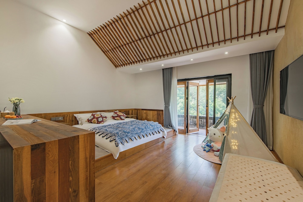 Superior Room, Hill View