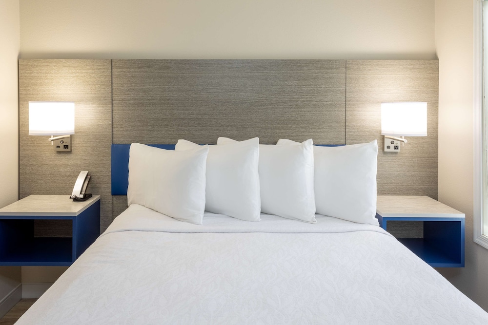 Suite, 1 King Bed (Whirlpool) photo 3