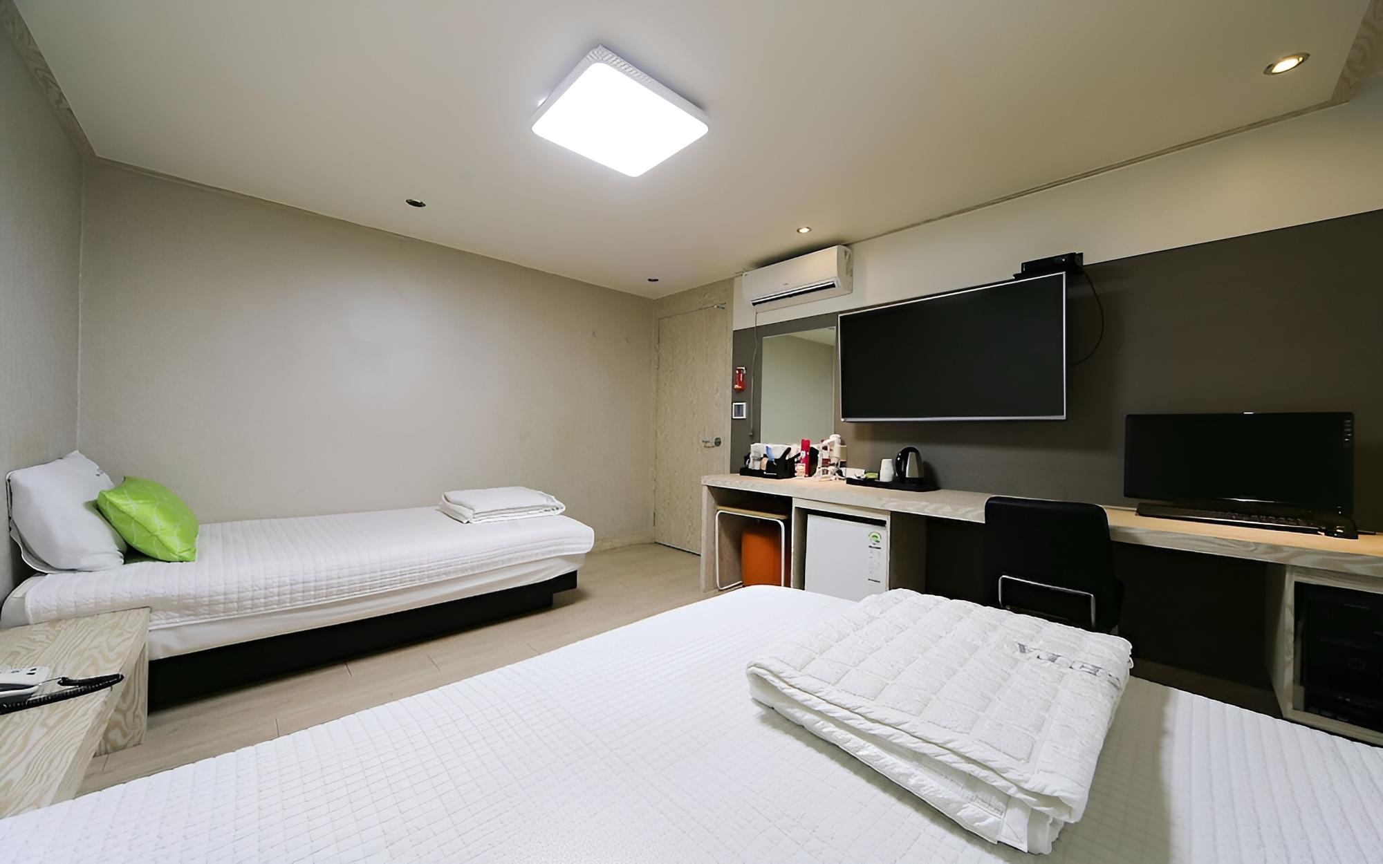 Room (Twin (2 person)) - Photo 6