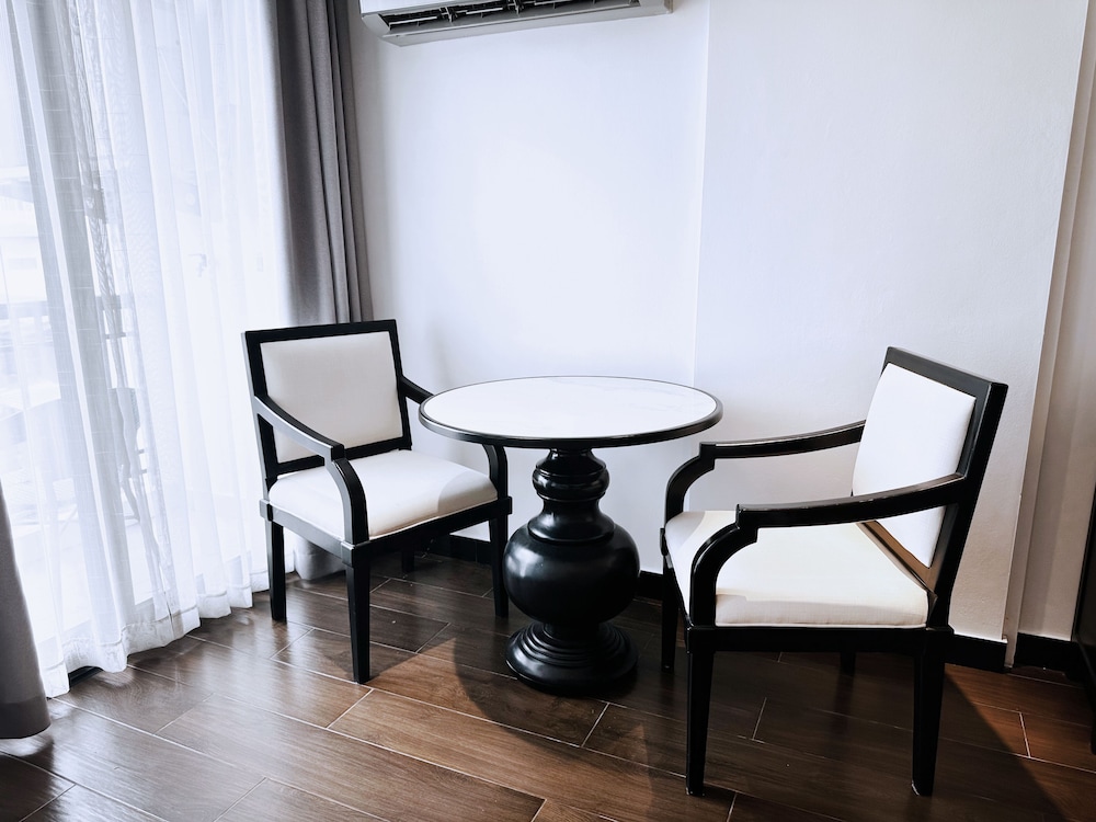 Superior Family Room - Photo 7