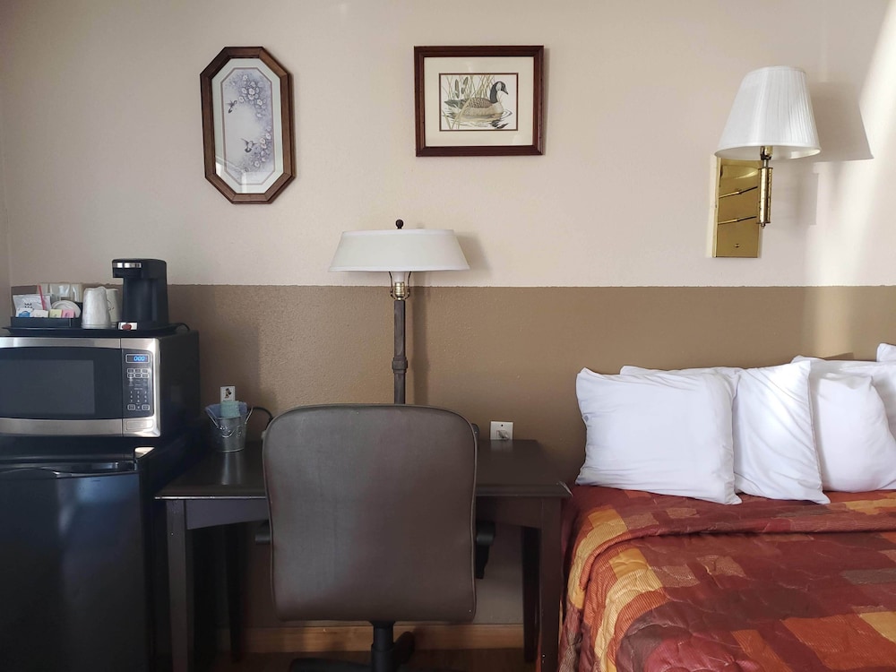 Standard Room, 1 Queen Bed, Non Smoking (No Pets Allowed) photo 2