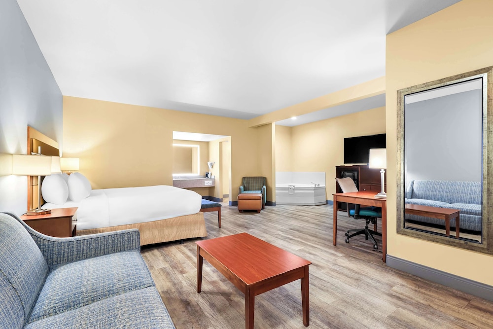 Standard Room, 1 King Bed, Non Smoking, Jetted Tub (Oversized Room)