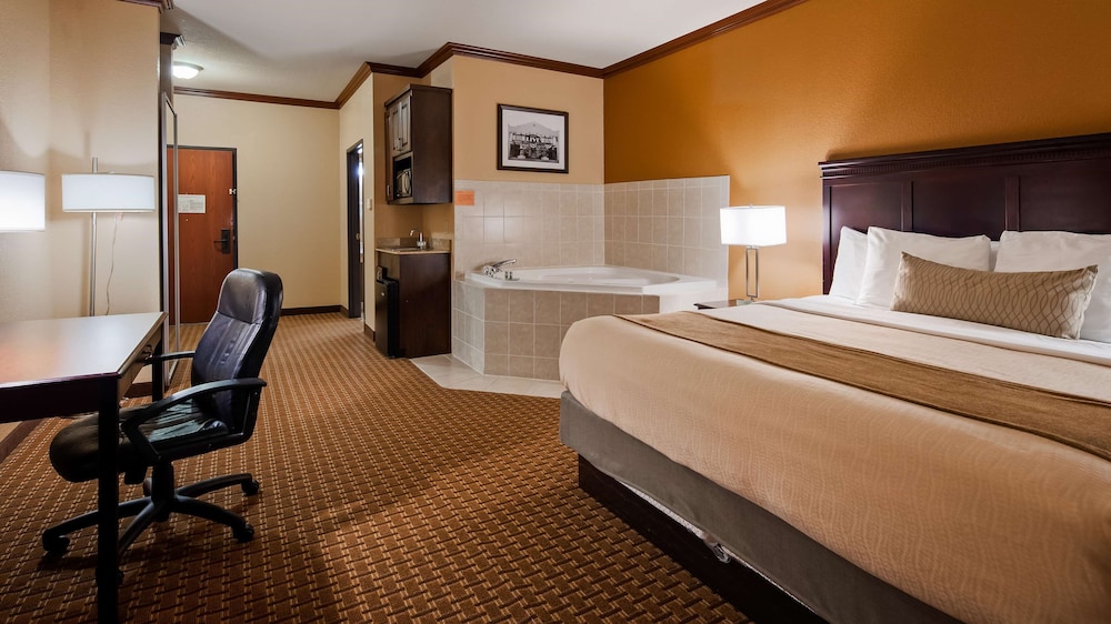 Standard Room, 1 King Bed, Non Smoking, Jetted Tub - Photo 2