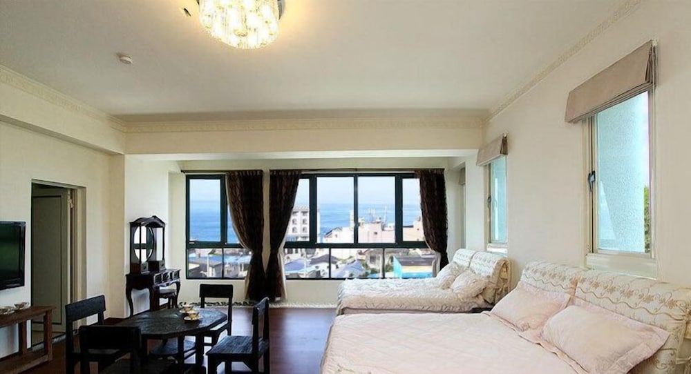 Family Room, Ocean View photo 3