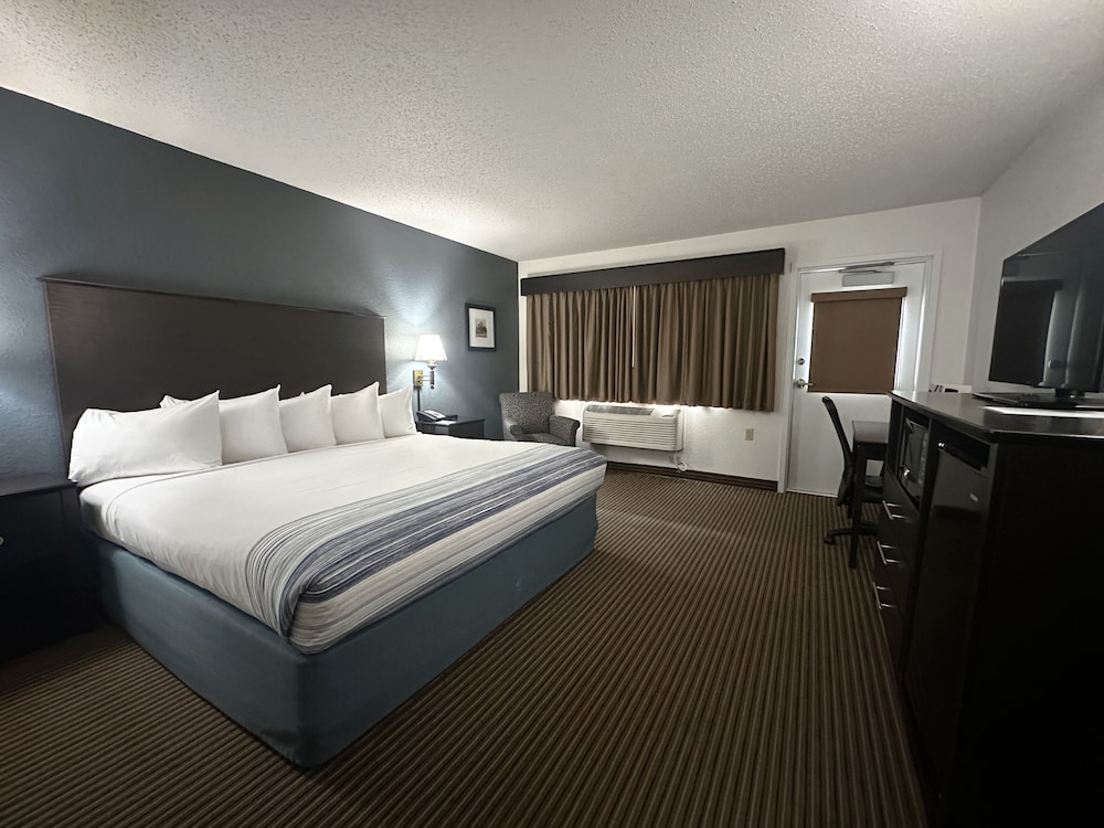 Deluxe Room, 1 King Bed, Non Smoking (First Floor, Water View)