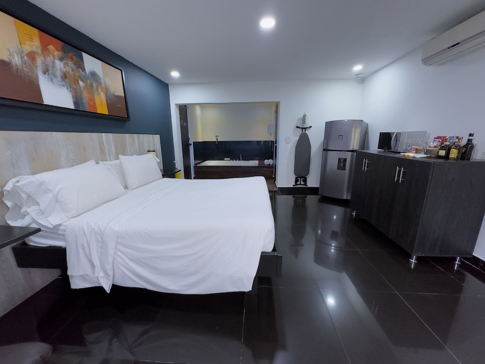 Room with jacuzzi photo 1