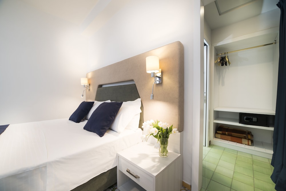 Deluxe Room, Partial Sea View - Photo 1