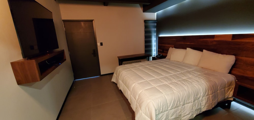 Deluxe Room, 1 King Bed - Photo 3