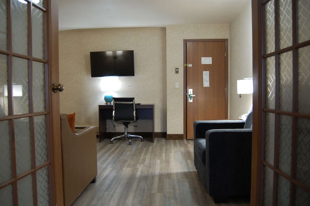 Suite, 1 King Bed with Sofa bed, Non Smoking - Photo 12