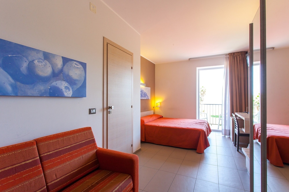 Deluxe Triple Room (Street View) photo 3