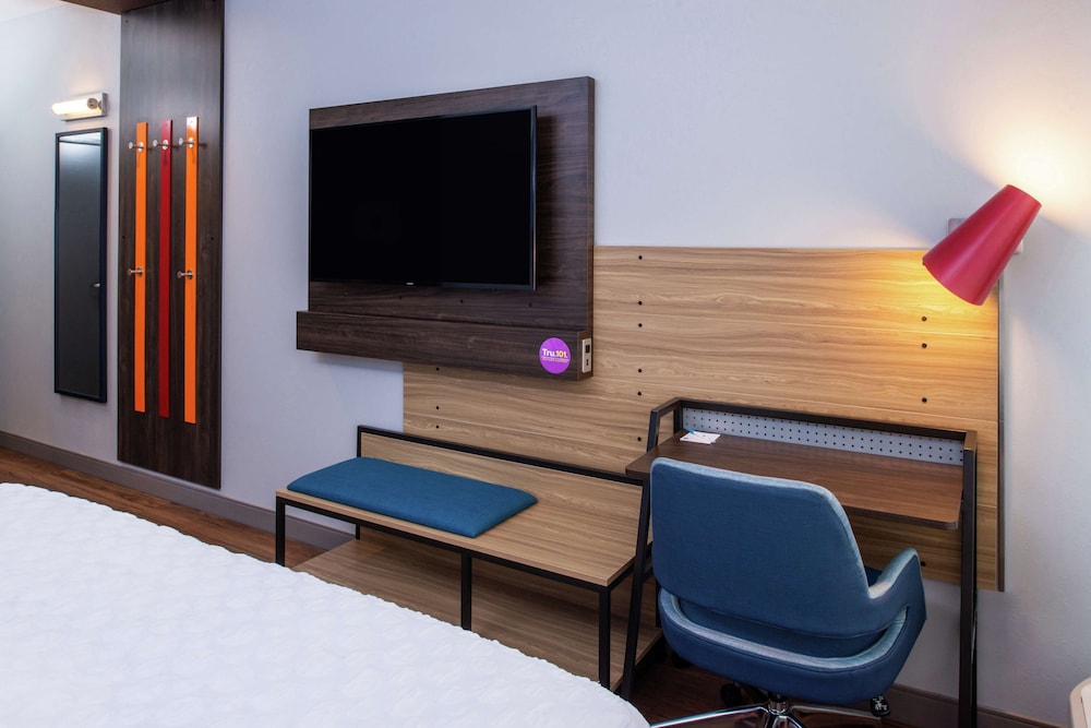 Standard Room, 1 King Bed, Accessible, Bathtub - Photo 3