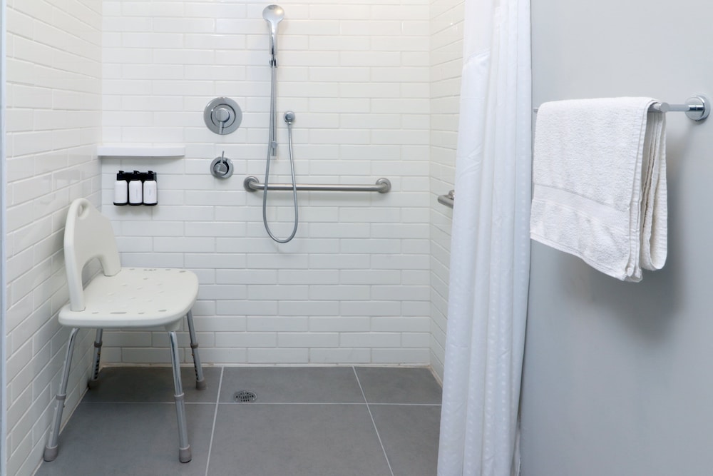 Standard Room, 1 King Bed, Accessible Bathtub - Photo 1