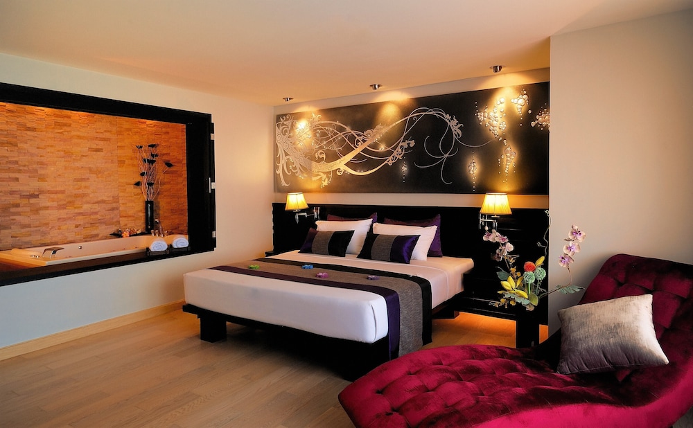 Diplomat Corner Suite photo 1