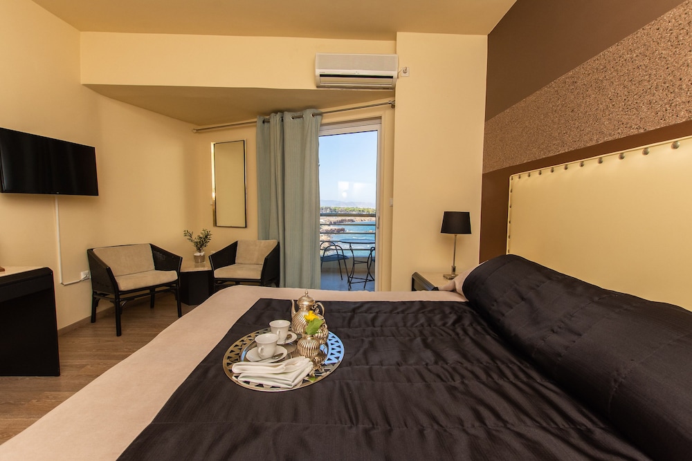 Double or Twin Room, Partial Sea View photo 3