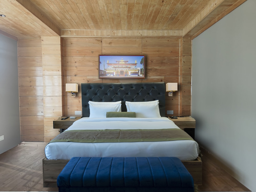 Grand Room, 1 Queen Bed, Patio, Mountain View photo 3