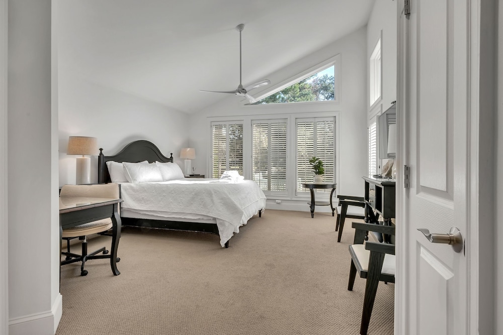 House, Multiple Beds, Kitchen, Pool View (335 Greenwood Drive)