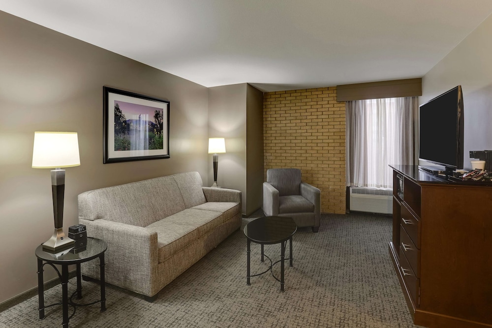 Suite, Multiple Beds, Refrigerator & Microwave (Upper Floor) photo 2