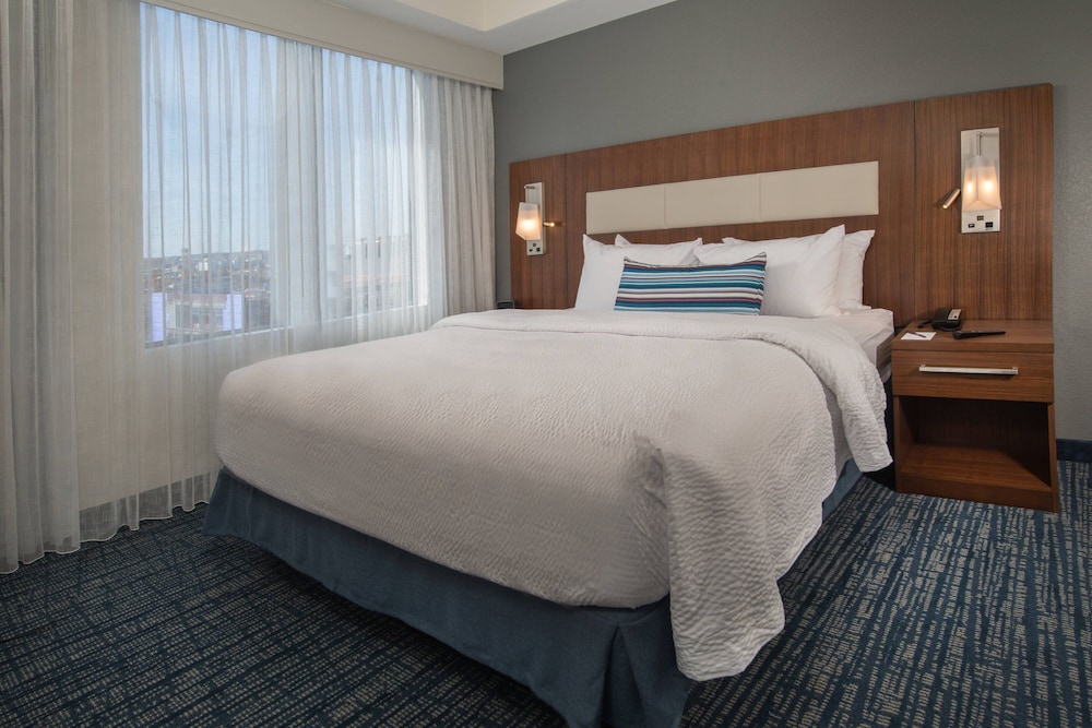 Suite, 2 Bedrooms (Mobility Accessible, Roll-In Shower) photo 2