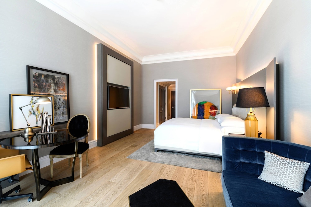 Club Room, 1 King Bed, Club Lounge Access - Photo 15
