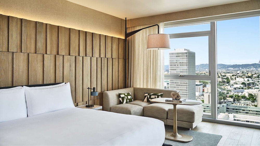 Premium Room, 1 King Bed thumbnail 5