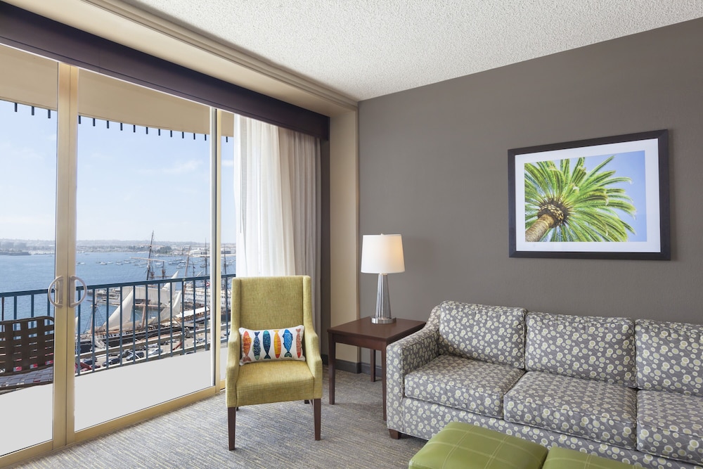 Premium Suite, 1 King Bed, Non Smoking, Bay View (Parlor) - Photo 4